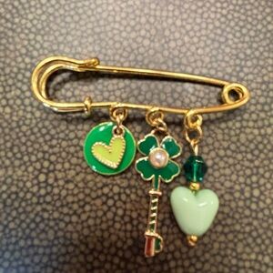 St Patrick’s day lucky charm pin 🍀Gold and green 4 charms